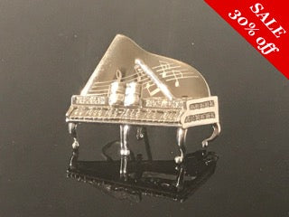 18 K.T. LADIES WHITE GOLD PIANO PIN/ PENDANT