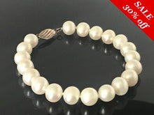 Load image into Gallery viewer, LADIES FRESH WATER PEARL BRACELET WITH 14 K.T. YELLOW GOLD PEARL LOCK

