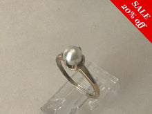 Load image into Gallery viewer, 14 K.T. YELLOW GOLD LADIES ANTIQUE/ ESTATE JEWELRY PEARL SOLITAIRE RING
