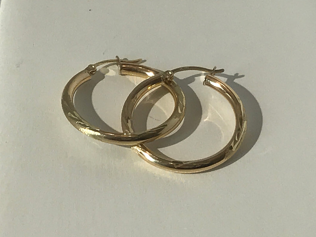 14 K.T. YELLOW GOLD LADIES TUBULAR ROUNG DIAMOND CUT HOOP EARRING