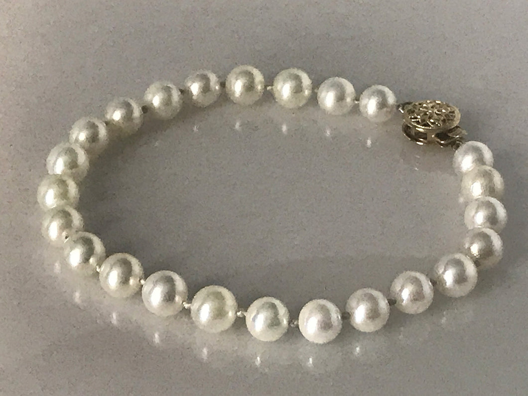 LADIES CULTURED PEARL BRACELET WITH 14 K.T. YELLOW GOLD PEARL LOCK