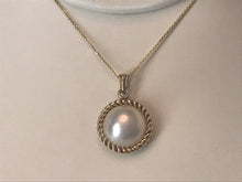 Load image into Gallery viewer, 14 K.T. YELLOW GOLD LADIES SOLITAIRE MAVE PEARL PENDANT
